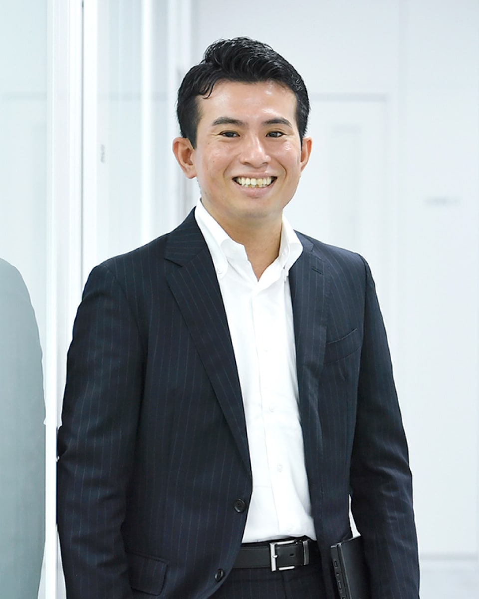 紙の原料となるウッドチップを輸入。海外関連会社の運営・管理も担う。